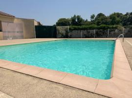 LA PROVENCE - stylish & spacious apartment with pool & private parking near Avignon, TRAVELLER AWARD 2026, hotel a Le Pontet