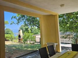 Family apartment by the beach, Hotel in Gornji Karin