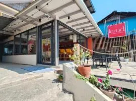 La Ud Lounge and Hostel