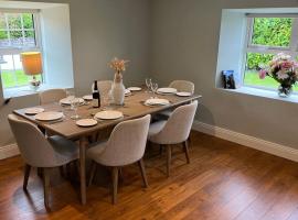 The Residence at Lough Key - Luxury by the Water, alojamiento con cocina en Knockvicar Bridge