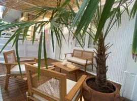 a 75 passi dal mare con parcheggio privato e giardino