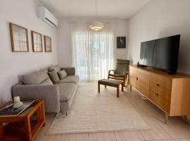 Modern two bedroom 2025- Renovated Apartment with Pool, hotel en Pafos
