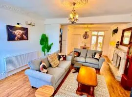 Luxury 5-Bed Home in Nicholson, Close to Sheffield City Centre, BBQ, Parking & Wi-Fi, Sleeps 10