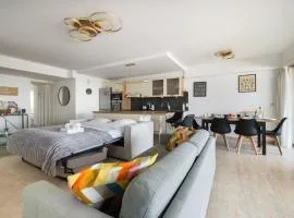 Reine Astrid Palm Beach Suite