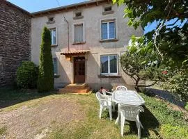 Gîte familial paisible, proche Gorges de la Loire, avec cour fermée, 3 chambres, équipements bébé - FR-1-582-116