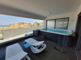 C Kinneret 2BR With Private Pool, hotel v destinaci Migdal