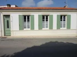 Maison de pêcheur front de mer avec cour, 3 chambres - FR-1-709-44