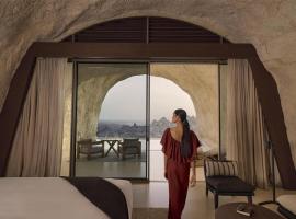 Desert Rock Resort, hotel con spa en Ḩanak