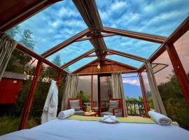 Glass Cabins by Urban Monk- Unique Centrally Heated Cabins with Electric Blankets โรงแรมในมะนาลี