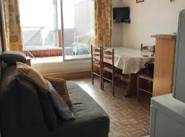 Studio avec loggia panoramique à Super Besse, accès pistes à 300m - FR-1-814-30