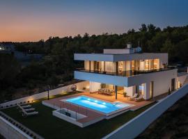 Villa Calvi ZadarVillas, hótel í Diklo