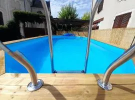 Grande Maison Familiale avec Piscine et Parking à Saint-Gaultier - FR-1-591-753