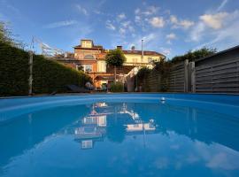 Seenahe Wohnung mit Gemeinschaftsgarten und -pool, hotel in Essen