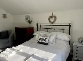 The Garret Studio Apartment,Balcony views & Parking