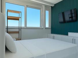 Oceanic Luxury Apartments, hotel u Sarandëu