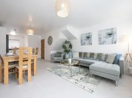 Stylish 3 or 4 Bed House and Parking