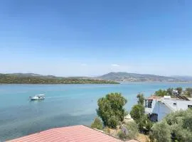 Stylish 2BR Apt Lagoon Views Beach