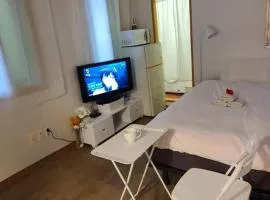 Best Location in Seoul 1 - 1min to Bangbae station, 1min to Airport Bus, Private room with kitchen