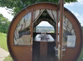 Der Kirschberghof Weinfass-Lodge、ゾンマーハウゼンのラグジュアリーテント