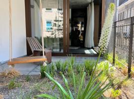 Teddy Picker, &delta;&omega;&mu;ά&tau;&iota;&omicron; &sigma;&epsilon; &omicron;&iota;&kappa;&omicron;&gamma;&epsilon;&nu;&epsilon;&iota;&alpha;&kappa;ή &kappa;&alpha;&tau;&omicron;&iota;&kappa;ί&alpha; &sigma;&tau;&iota;&sigmaf; &Beta;&rho;&upsilon;&xi;έ&lambda;&lambda;&epsilon;&sigmaf;