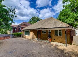 Comfy Bungalow Virginia Water Near Golf Club, hotel en Wentworth