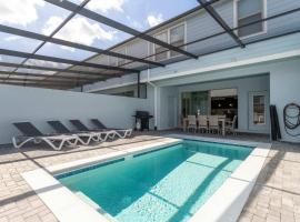 Perfect for families and groups - Enjoy your private pool, BBQ, and resort amenities just minutes from Disney!, hotel in Kissimmee