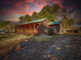 Lake Norman Retreat with Hot Tub, Kayaks & Paddleboards, holiday home in Mooresville