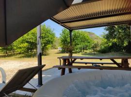 Villa dans la forêt provençale, готель у місті Jouques