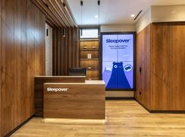 Sleepover - Lima Airport, the only in-terminal sleep pods, hotel en Lima