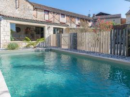 Gîte Lunaben-Maison en pierres avec piscine, hôtel à Forges