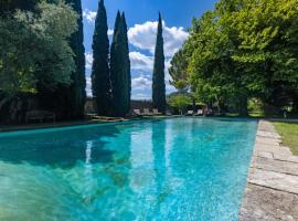 Domaine Des Escaunes, hotel a Sernhac