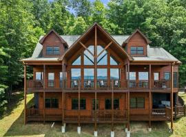 Stunning Mtn Views Sleeps 10 Hot Tub Game Room, Hotel in Mineral Bluff