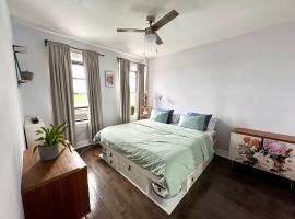 Sunny Jersey City 1BR, 25 min to NYC, 15min to EWR, King Bed, Hammock & Park Views, hotel para golfe em Jersey City