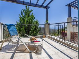 J1 Holiday House Adjacent to Aphrodite Hills, hotel v destinaci Kouklia