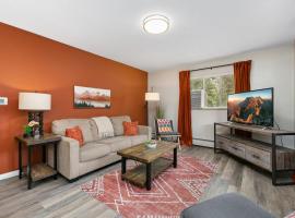 Old Town Condo by Library Park Walk Everywhere!, hotel v destinaci Fort Collins