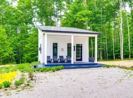 Modern Bellaire Cabin Less Than 5 Mi to Lake and Slopes!, hotel a Bellaire
