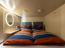 MUE Cubes - Capsule Hotel