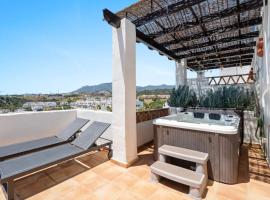 Sea View Apartment with Private Jacuzzi - Sunset Golf, Estepona, hotel a Estepona