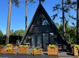 Pine house with sauna and hot tub, hotel que acepta mascotas en Skulte