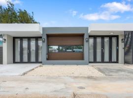 Casa Catalina a Modern Family Retreat in Isabela 3BR Home with Jacuzzi, hotel em Isabela
