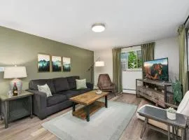 Stunning Downtown Condo - 5 min walk to Old Town!