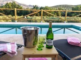 LA CASA DE LA HUERTA Stylish family cottage in Malaga countryside