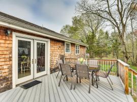 6 Mi to Beach Family Home in Little Compton!, casa en Little Compton