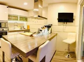 Chalet Familiar Jardín a 15 min centro y Warner