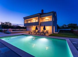 MY DALMATIA - Villa Campi Dalmatia with private heated pool and sauna, Hotel in Galovac