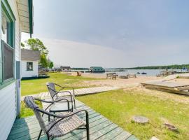 Beach & Dock Access! Upper Peninsula Cabin Retreat, hotel u gradu Cedarville