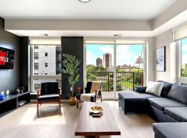 E501 Spacious & Stylish 2bedroom Condo In Downtown Minneapolis, Minutes From Minneapolis Convention Center & US Bank Arena, acomoda&ccedil;&atilde;o em condom&iacute;nio em Minneapolis