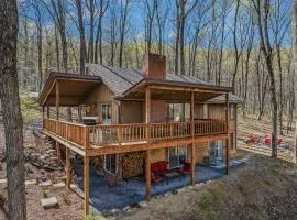 Ma-ple Haven --Wifi, Fireplace, Deck, Fire Pit, Family Friendly, Game Room, Pool Access