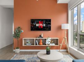 W603 Luxury 2 Bedroom Top Floor Condo In DT Minneapolis, Minutes From Minneapolis Convention Center & US Bank Arena, acomoda&ccedil;&atilde;o em condom&iacute;nio em Minneapolis