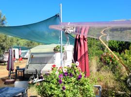 Aquariumi Jale Camping, hotel v destinaci Jal